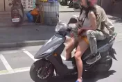 情侶雙載後座男「黑森林挖呀挖」　騎士女表情陶醉！忘了綠燈