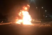 影/載瓦斯桶成自燃彈！貨車自撞「碰一聲」變火球　駕駛逃生不及淪焦屍