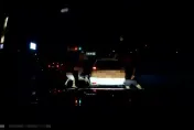 影/格鬥片！行車糾紛「拉爆」對方車窗！　他慘遭駕駛、乘客2打1