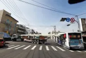 影/拖板車轉彎撞公車！高雄公車玻璃遭鋼構擊碎　驚悚瞬間全曝光
