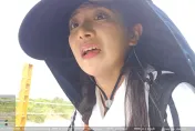 企鵝妹環島「撞況多」！民眾開車拍照橫跨雙黃線　她連勸阻5次：「不要拍」