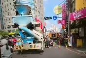 影/機車、水泥預拌車相撞！台南恐怖車禍　女騎士慘捲車底受困