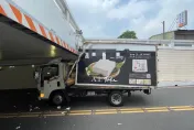 衝！貨車趕送貨慘卡地下道　豆腐狂噴出「他還猛催油門」