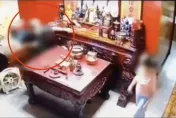 影/抓包片！偷神明金牌全程被監控　宮廟人員大街飛撲逮人