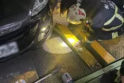 疑酒醉踩空！女子整隻腳插進機械停車格縫隙　警消協助脫困