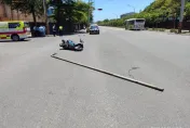 快訊/颱風發威！高雄小港「電線桿倒塌」　騎士慘遭擊落人車噴摔