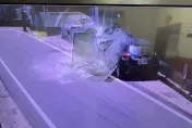 影/屏東一陣強風吹垮帷幕、玻璃雨降落　衰！3車遭砸