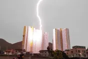 影/誰在亂發誓？港11小時「閃電逾1.2萬次」　大廈遭雷擊爆火花