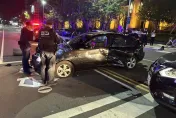 影/毒蟲遇警心虛逃逸自撞石墩　高雄市區飛車追逐畫面曝光