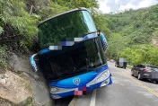 影/阿里山公路遊覽車疑閃避獼猴擦撞山壁　4人輕傷
