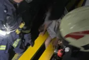 62歲醉婦下車跌倒！大腿卡進機械停車位縫隙　消防協助脫困送醫