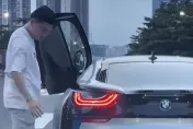等紅綠燈突下車！BMW男使出「阿嬤の魔法」　故障方向燈瞬間亮起