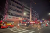 影/台中百年餅店「雪花齋」失火！雲梯車救下2人　老闆娘嗆傷送醫