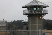 影/出手就往脖子狂刺...英囚犯自製塑膠刀殺獄警　再加14年刑期