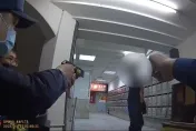 影/開槍片！狂男半夜持西瓜刀與警對峙　勸說不聽遭電擊槍擊中強制送醫