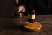 偷火鍋店門口一個紙箱！資源回收婦遭起訴　法官判免刑