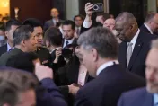 示好？美防長香會跨座向李尚福握手致意　陸軍事專家：不能按美方節奏推進