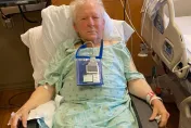 80歲老翁除草被蜂螫3小時 骨折跑不了！就醫：「拔200根毒刺」