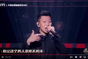帥到上熱搜！瘦子甩「樸素休閒服」改穿西裝　陸網嗨：帥哥說唱