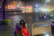 高雄豪雨「下貓下狗」！市區1小時降77.5毫米　瞬變水鄉澤國