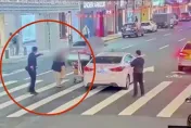 影/不滿過馬路汽車不讓行　7旬翁持剪刀抵駕駛胸口嗆「殺過人」