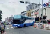影/行人地獄片！遊覽車左轉未禮讓行人　女清潔員遭撞倒受傷送醫急救