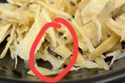 比抹布水還噁！知名連鎖豬排店牛蒡絲「小強當芝麻灑」　妹子嚇壞吃完狂拉