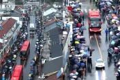 影/「亞洲最大高考工廠」升學奇觀！安徽毛坦廠中學萬人送考　88輛大巴載出征「車牌666」