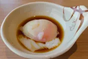 壽喜燒肉片沾生蛋根本絕配？雞蛋細菌超級多！其實...不適合生吃