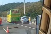 疑閃胎皮釀禍！國1五楊高架4車連撞　轎車被擠到「45度翹起」卡護欄