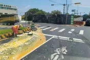 影/台61線追撞意外！貨車蛋洗馬路變「巨無霸煎蛋」 聯結車翻覆土方傾出1傷