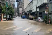 快訊/新莊自來水管破裂！大馬路「淹成黃河」　現場慘況曝
