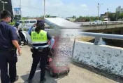 大太陽電動代步車突故障！　大叔曝曬暈眩、警神救援