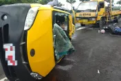 影/悚！嘉義高鐵大道閃機車失控！小黃側翻、機油流滿地　2傷