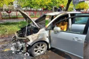 影/台中南屯火燒車意外！她驚覺愛車「異常抖動」 急停下　整輛秒起火嚇歪