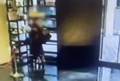 影/抓包片！婦人摸走大樓外送櫃上便當　保全監控人贓俱獲報警逮人