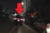 閃路邊行人往左偏…「車輪壓雙黃線」秒遭拍下檢舉　他接罰單傻眼