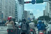 去洗澡的路上！「馬尾妹」一片浴巾坐機車 　這背殺、2.5萬人嗨翻