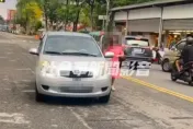 馬路都是我的停車場！女駕駛疑為購物霸氣停車「路中間」　恐吃3.6萬罰單