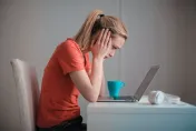 女大生應徵「世界最輕鬆工作」5分鐘賺4千！內容竟是欣賞老闆直播「DIY」