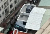 台中透天厝驚見「頂樓雙車位」！2輛廂型車當倉庫用　「車尾懸空」嚇壞民眾
