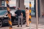 軍車「路口開戰」千萬賓利　擦撞結果曝！網虧駕駛兵：要幹到最大年限了