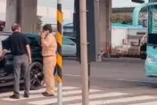 兵當不完了？軍車擦撞千萬賓利　網虧：全體納稅人共同刮到的