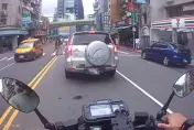 影/台北又見行人地獄！男女走斑馬線　轎車突竄出「按喇叭疾駛」…最重下場曝
