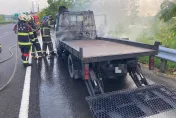 影/國3南下梅山段驚傳火燒車！貨車自燃燒到剩骨架　幸駕駛及時逃脫