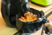 氣炸鍋油煙竟比油鍋煎香腸高1525倍！研究：「這方法 」可降低