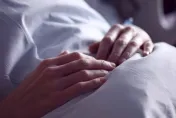 男車禍腦受損搶救後恐成植物人　護理師：治療還是讓他走？家屬擁有決定權