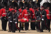 影/太熱了！英國閱兵典禮彩排　數名衛兵接二連三中暑倒地