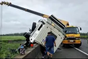 快訊/國1清晨嘉義段聯結車車禍　自撞護欄車身斷成兩截