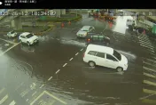 影/雨彈狂炸高雄！前鎮水淹小腿肚　道路上演「海盜船」水溝滿出來